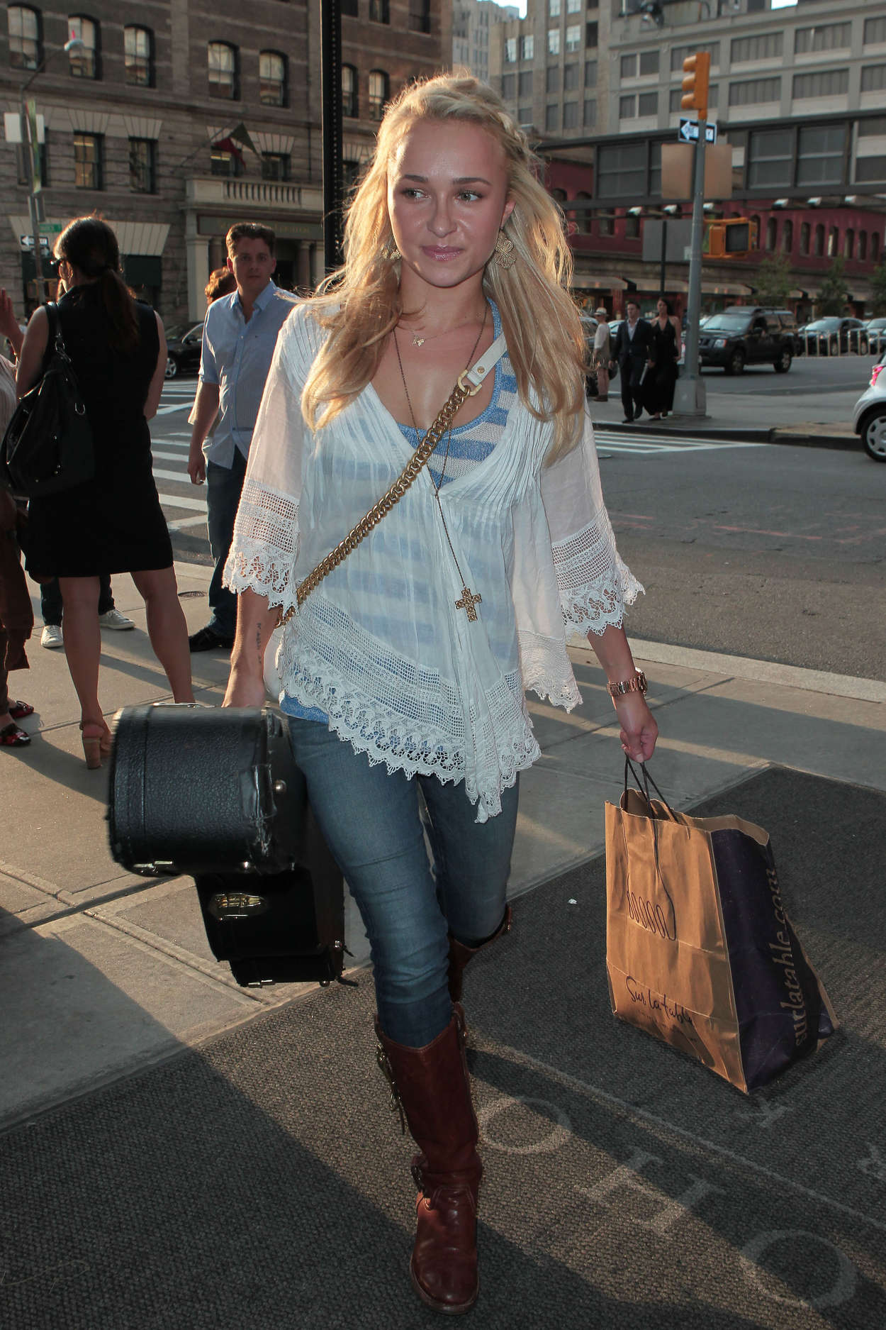 Hayden Panettiere In A Tight Jeans And Boots 14 Gotceleb